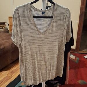 Old Navy Light Gray Striped V-Neck Short Sleeve Tee